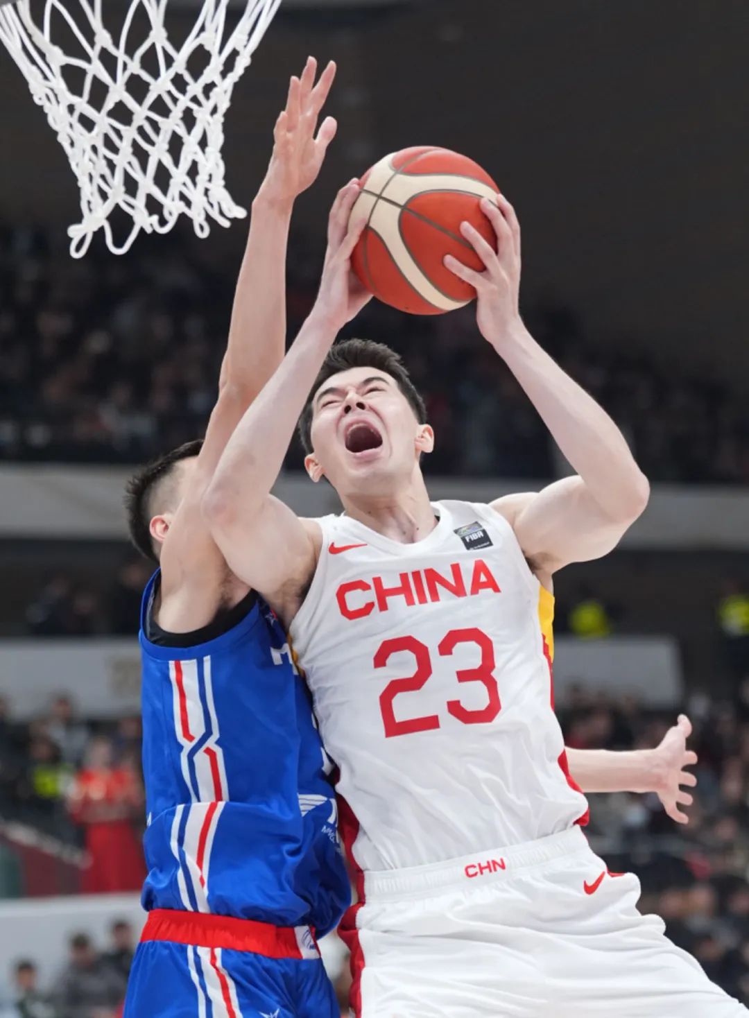 篮球赛场上的激烈竞争，球员们全力以赴